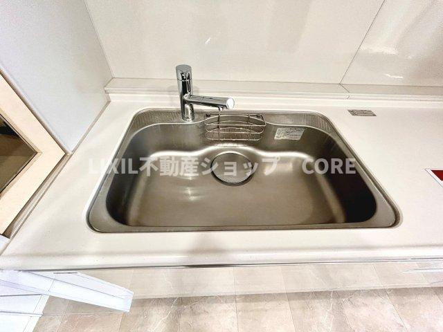 浄水と水道水を切り替えて使用できるスッキリとしたデザインの浄水器一体型水栓。