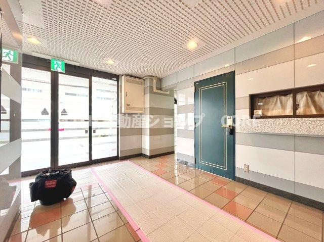 高級感あるエントランス部分になります。オートロックのマンションです。