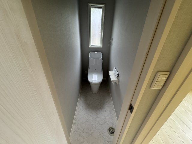落ち着いた色調のトイレです