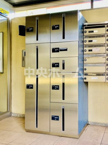 【宅配ボックス】在宅時・不在時に関わらず、居住者の代わりに非対面で宅配物を受け取ってくれる便利な設備です。わかりやすくご説明致しますので見学時にはお部屋だけではなく共用部分もぜひチェックしてください。