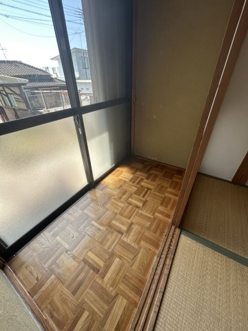 4.5畳和室の南側には縁側があります。日当たりが良いです。