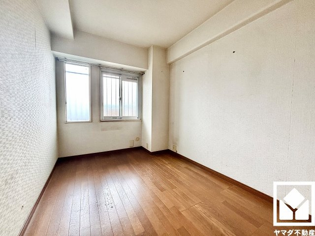 約4帖の洋室です。全居室に窓がございます。明るい陽光がたっぷり差し込む心地よい生活空間です。
