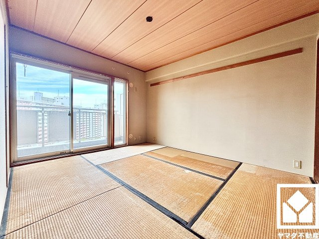 約6帖の西側和室です。リビングに隣接する引き戸のお部屋で、一体利用も可能です。子どもの遊び場、お昼寝スペース、家族のくつろぎ空間にも。和室があると、暮らしの幅がぐんと広がる。