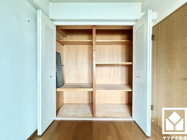 クローゼットは奥行きがあるので、収納力も申し分ありません。棚板も複数設置されており、整理整頓がしやすい設計になっています。