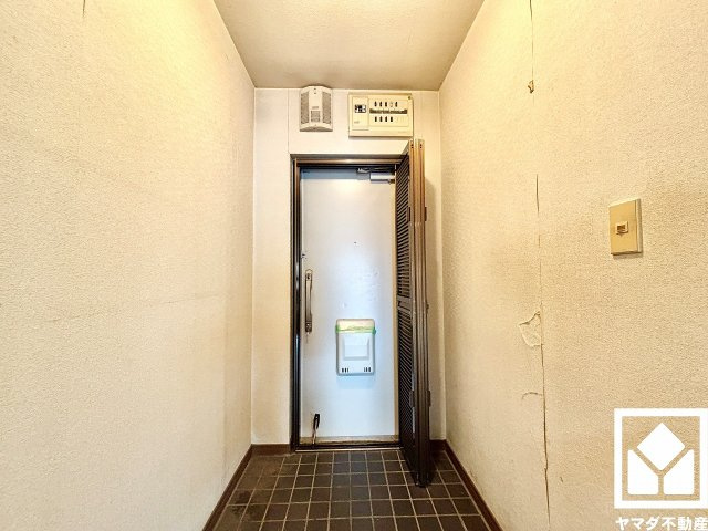 白を基調とした明るい玄関で、毎日を爽やかにスタート。清潔感あふれる空間が、訪れる人々を温かく迎えます。