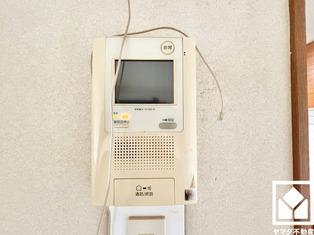 突然の来訪時にも防犯面で心強いモニター付きインターホンを設置。お留守番中のお子様も、室内からスムーズに相手の確認ができます。