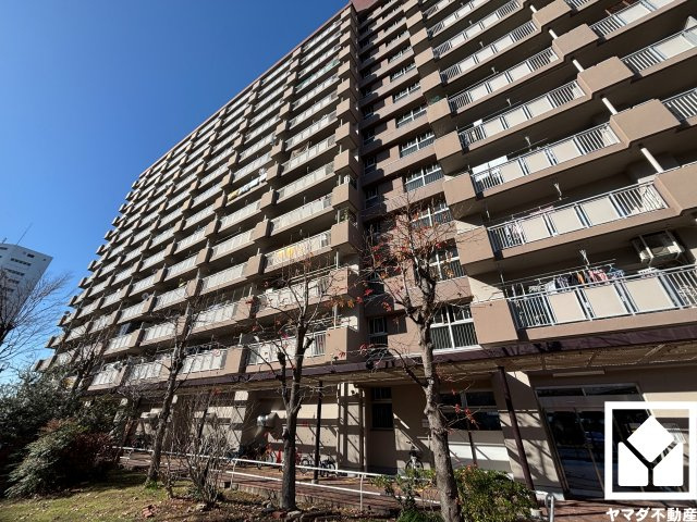 広々とした敷地内にはゆったりとした広場や砂場、すべり台・ブランコなどの遊具のある公園が数多く整備されており、子育て世帯の方にもお勧めです。