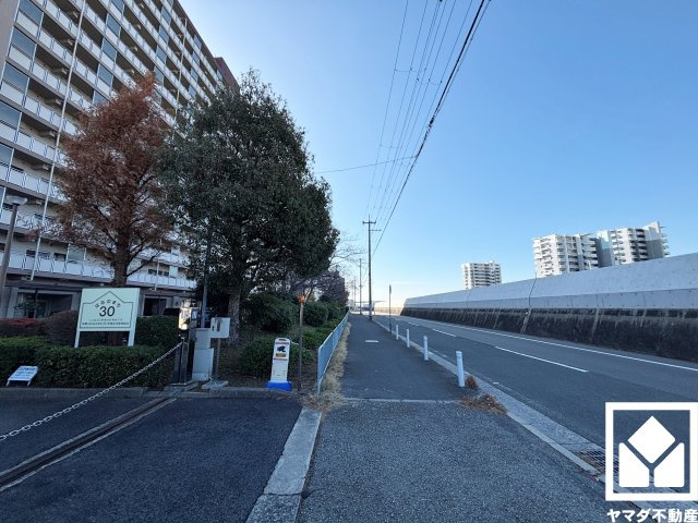 複数基のエレベーターを設置。ゆとりある共用設計で、快適な住まいへのアクセスをスムーズに。防犯カメラが設置されておりセキュリティにも配慮されています。