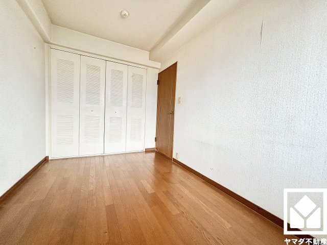 約4帖の洋室です。全居室に収納がございますので、お部屋の広さを最大限に活用できます。