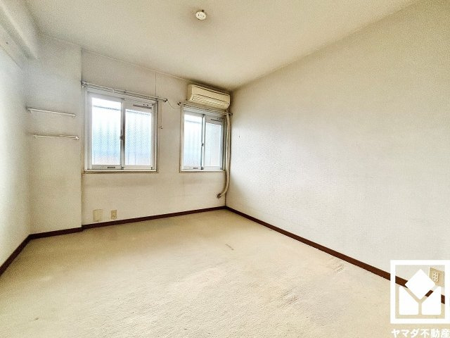 約5帖の洋室です。大きな窓からは明るい光が降り注ぎます。柔らかな光が差し込むお部屋で、快適で落ち着いた生活をお送りいただけます。