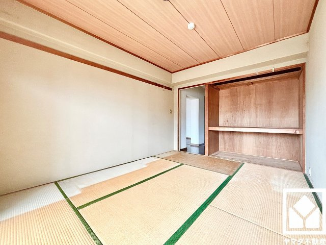 約6帖の東側和室です。陽光がたっぷり差し込む洗練された和の空間。温かみのある畳のスッキリとしたデザインが、暮らしを心地よく彩ります。