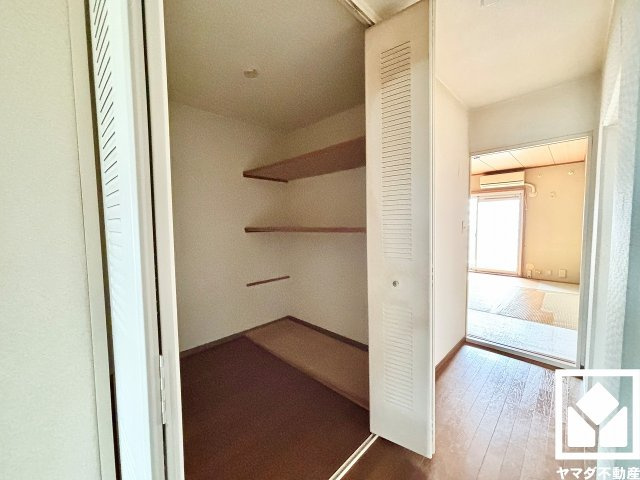 収納力豊富なウォークインクローゼット付き。お洋服はもちろん、スーツケースなどの大物もしっかり収納できます。