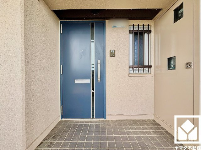 シンプルで洗練された玄関デザイン。帰るたびにホッとできる、心地よい住まいの入り口。