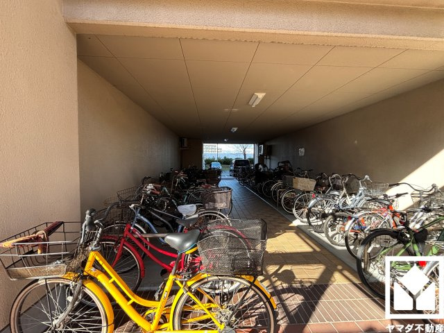 屋根付き駐輪場なので、雨や風、直射日光から自転車を守ることができます。