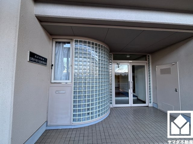 広々とした明るいエントランス。定期的な清掃・管理体制が整っており、帰宅時や来客時にも気持ちの良い空間です。