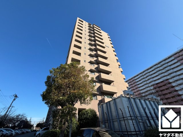 敷地内は木々が多く植えられていて、四季の移り変わりが感じられる緑豊かな景観です。