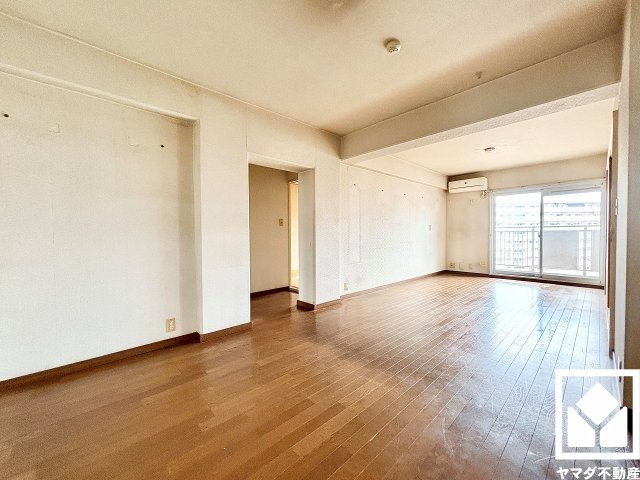 南向きの窓から自然光を取り込む、開放感あふれる暮らし。隅々まで光が降り注ぎ、明るく心地の良い空間。