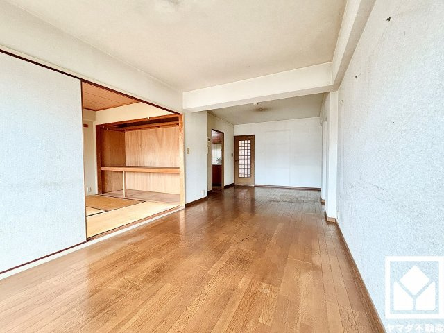 広々15帖のLDKが魅力。家族全員がリラックスできる、ゆったりとした快適リビングで温かい団らんの時間を。