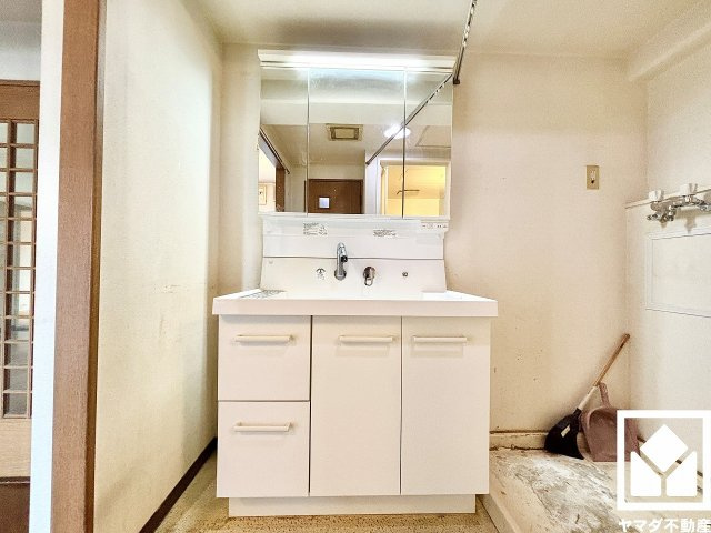収納付きでスッキリお使い頂ける3面鏡の洗面台です。洗面ボウルが広めなので、忙しい朝でも身支度がしやすく時短になります。