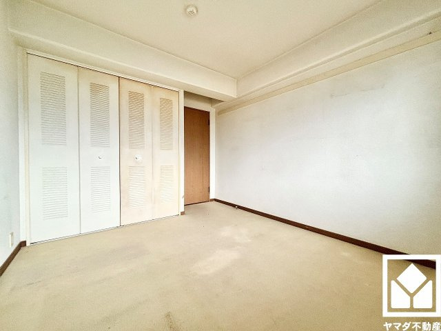 約5帖の洋室です。吸音性、保温性に優れたカーペット敷き詰めになっています。防滑性、クッション性も高く、足元の安全性にも配慮された住宅です。