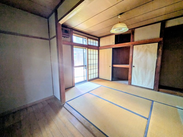 南向きの窓からたっぷりと日差しが注ぐ、明るい2階の6帖和室です！障子越しに広がる柔らかな光と、い草の香りが心地よいリラックス空間。客間としてはもちろん、お昼寝スペースや寝室にもぴったりです。
