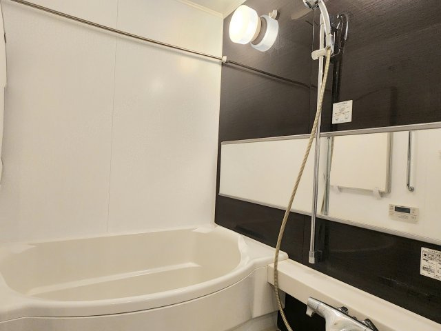 【リビングダイニング】床暖房完備で冬でも足元あたたか！大きな窓で開放感・日当たり良好！！