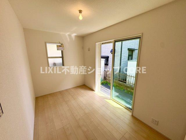 大きな窓からは快適な光を取り入れ、通気性能を上げる事で居心地の良い空間を演出します。　