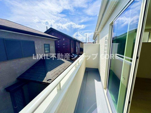 バルコニーは風通しが良く、日中は日当たりも良好です。洗濯物やお布団をたくさん干せます！　