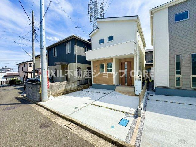 前面道路は閑静な住宅地をはしる車通りの少ない道路。お車の出し入れが苦手なママや小さなお子様にも安心　