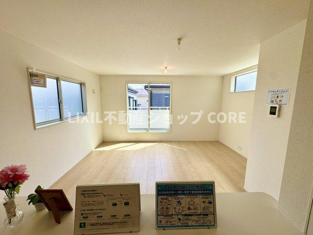 光溢れる安らぎの空間。キッチンとも一体感も演出しご家族との会話も弾みます。　