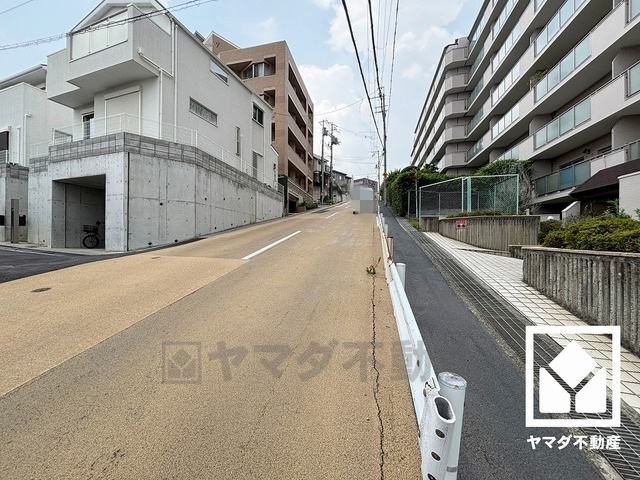 敷地内に駐車場を完備。重い荷物や雨の日の移動もスムーズで、快適なカーライフを実現。空き状況等は弊社スタッフまでお気軽にお問い合わせください。来客用駐車場もございます。