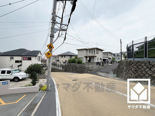 綺麗に整備されており、帰宅時や来客時にも気持ちの良い空間です。エントランスホールには談話スペースもあり、住まう人の憩いの場に。落ち着いた空間で、ほっと一息つける時間を。