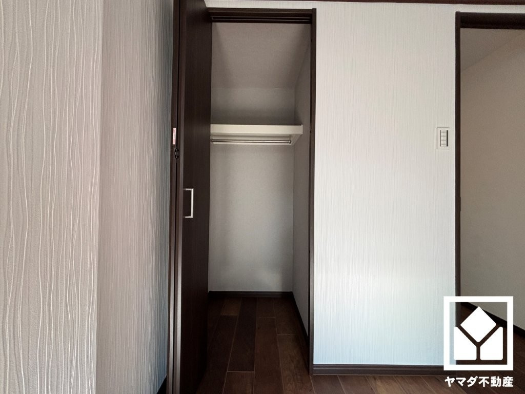 新たに家具を買わなくても良いので、ハンガーパイプ付きのクローゼットは嬉しいですね。奥行きがあるので、収納力も申し分ありません。