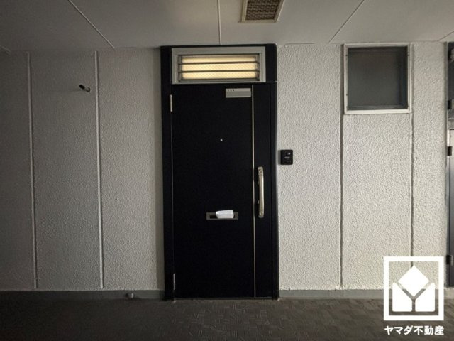 シンプルで洗練された玄関デザイン。帰るたびにホッとできる、心地よい住まいの入り口。