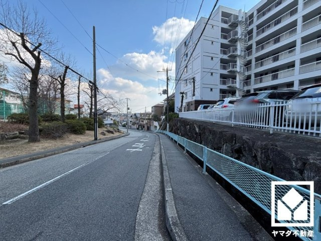敷地内に駐車場を完備。重い荷物や雨の日の移動もスムーズで、快適なカーライフを実現。空き状況等は弊社スタッフまでお気軽にお問い合わせください。