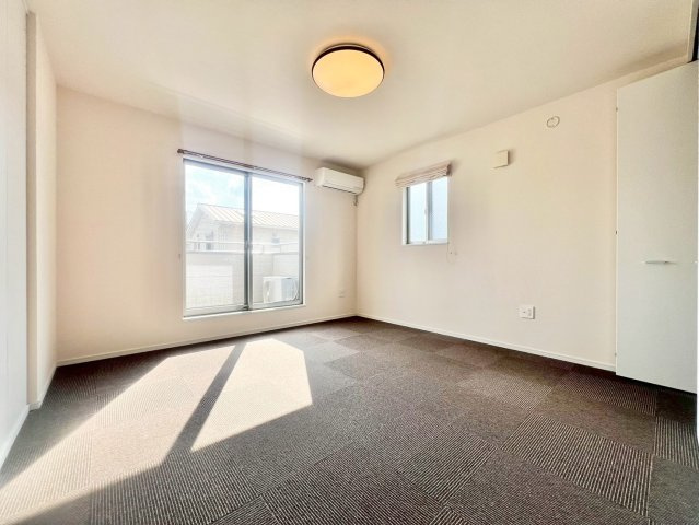 南面の窓から温かい日差しが差し込みます！
