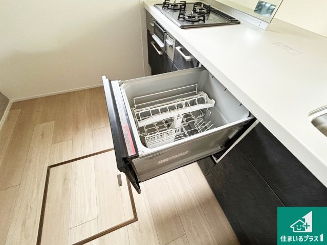食事後の一仕事、食器洗いをボタン一つでお任せできちゃいます！場所を取らないビルトン式なので、お料理スペースもしっかり確保！