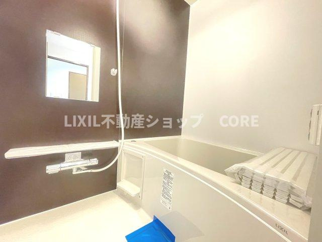 浴室乾燥暖房付のバスルーム。天気や時間を気にせずに、いつでも洗濯物を乾かせます。