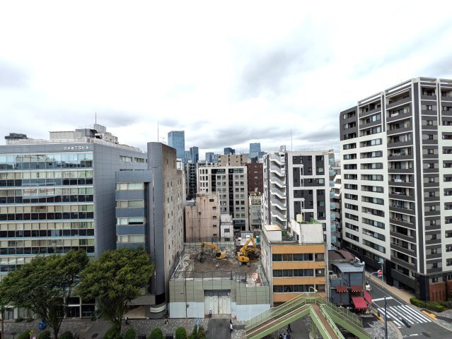 10階部分南西向きバルコニーからの眺望。ビル街の日本橋ですが、周辺は10階前後の建物中心であることと前面道路も広いため、空が広がる開放的な眺望となっております！