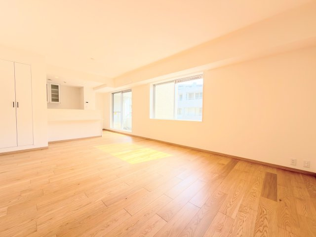 ◆広々としたリビング・ダイニングは、シックでモダンな内装。落ち着いた雰囲気に包まれて、伸びやかな空間のなかで、ゆったりと家族団らんのひとときを過ごせます。