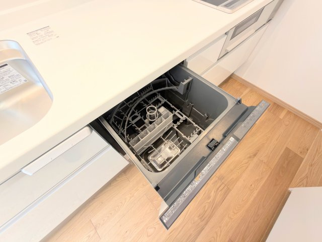 ◆食後の食器洗いは食洗機にお任せ！ご家族と団らんの時間を。家事の時短に効果大の食洗器付き。高温洗浄、節水効果もございます。
