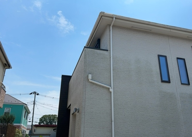 バルコニーは、室外の専用スペースのうち、「屋根がなく開放された空間」であるものを指します。ベランダより広いタイプのものが多く、日当たりもよいため家庭菜園などを楽しみたい人にとって適した環境となります。
