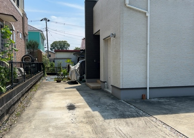 玄関は家の顔でもあり、家族以外の目にも止まる場所です。玄関は外との間を仕切る扉、靴などをしまっておく収納スペース、靴脱ぎのたたきスペース、来客とのやり取りをするドアホンなど複数のアイテムからなります。
