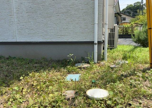 建物の基礎工事の方法は、主流となっているベタ基礎（防湿基礎）と布基礎の2種類に分類され、床下の通気性や耐久性などに違いがあります。建物の基礎部分の構造や付帯設備など詳細については現地でご確認ください。