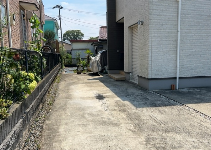 玄関ポーチにおいて最も重視すべきと言っても良いのが広さです。適切な広さの玄関ポーチでないと外見的なバランスは崩れてしまいますし、何より使いにくくなってしまいますので、現地で実際に下見をしてみましょう！