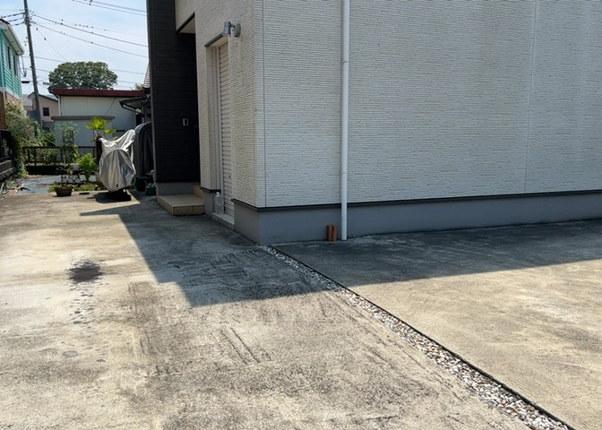 床下換気口は、床下に湿気がこもることを防ぎ、効果的に換気を行うために設置されています。床下換気口が設置されていない建物は、基礎パッキング工法などにより換気を行なっています。詳細は現地でご確認ください。