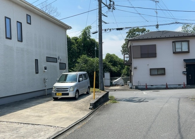 南側道路の場合は長い時間光を入れ込むことができるため、庭やリビングを道路側に持ってくることが多く土地価格も高い傾向にあります。一方北側道路だとリビングや庭が南側になりプライバシーを守ることができます。