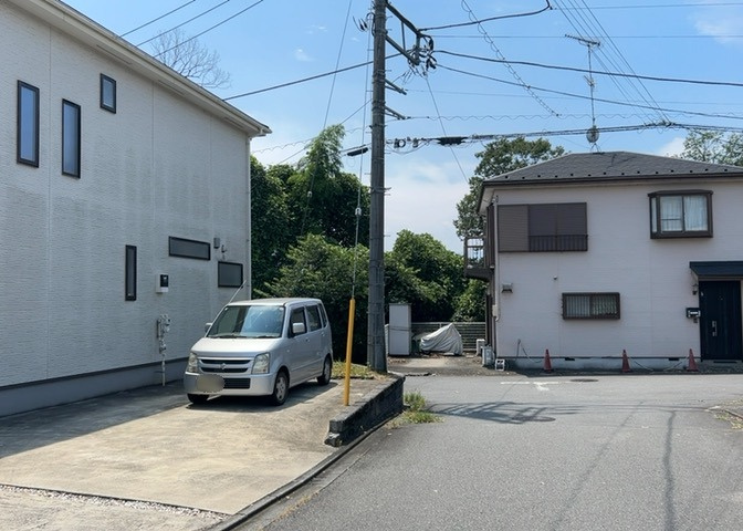 東側道路の場合は居室を南向きに設計しやすいため、朝日が入りやすいというメリットがあります。一方、西側道路も東側同様に居室を南向きに設計しやすいのですが、住宅地だと朝日が入りにくいという弱点があります。