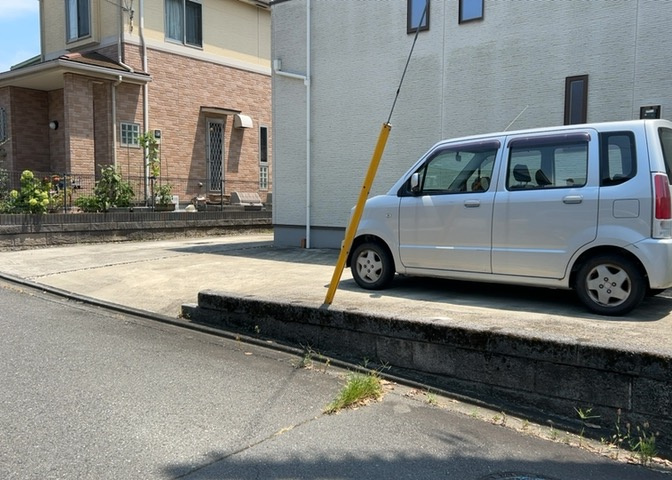 車一台あたりに必要なスペースは、標準サイズの普通自動車で横幅2m50cm、長さ5mは必要になります。ただし、乗降のことも考慮して横幅3m30cm、長さ5m50cmほどは確保できるところを選びましょう。