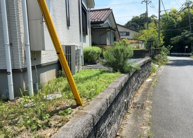 庭のある家に住むことのメリットとして、子どもたちの遊び場を確保できること、ガーデニングや家庭菜園を楽しめること、明るさを確保できることがあります。また、配置を工夫することでプライバシーが確保できます。